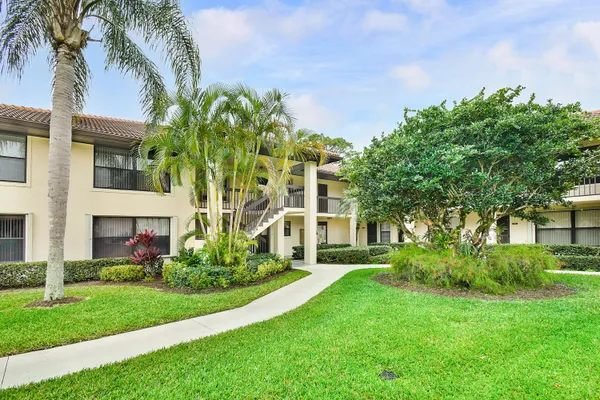 Property Slideshow image 2 of 41 | 241 sw south river dr 206, Stuart, FL, 34997
