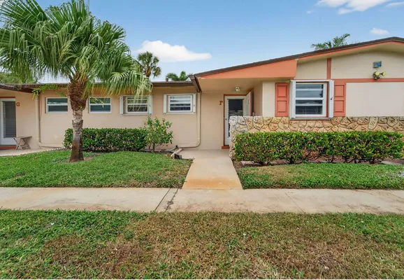 Property Slideshow image 3 of 33 | 2971 crosley dr f, West Palm Beach, FL, 33415