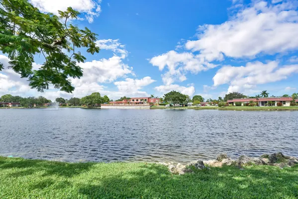 Property Slideshow image 3 of 41 | 701 laconia cir b, Lake Worth, FL, 33467
