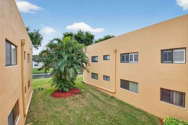 Property Slideshow image 3 of 30 | 15216 lakes of delray blvd apt 152, Delray Beach, FL, 33484