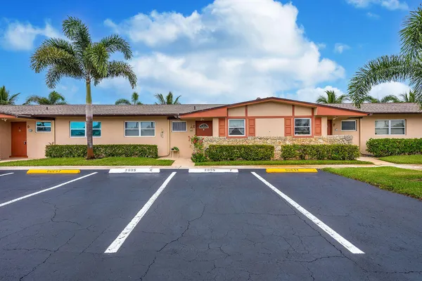 Property Slideshow image 2 of 32 | 2995 crosley dr w e, West Palm Beach, FL, 33415