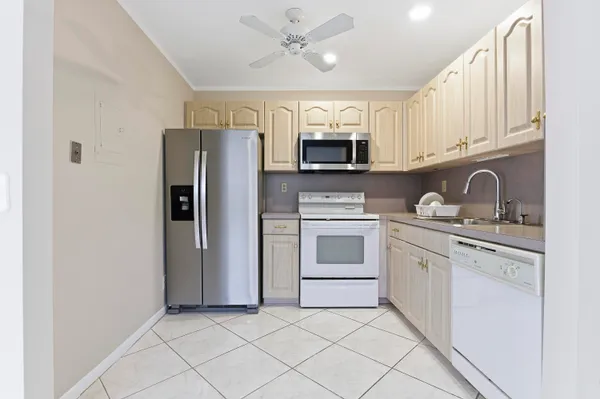 Property Slideshow image 2 of 16 | 95 burgundy b, Delray Beach, FL, 33484