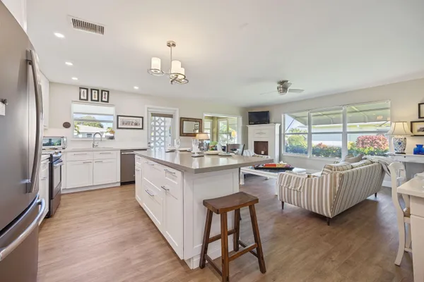 Property Slideshow image 3 of 19 | 200 south blvd a, Boynton Beach, FL, 33435