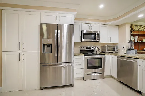 Property Slideshow image 2 of 22 | 7286 huntington ln 204, Delray Beach, FL, 33446