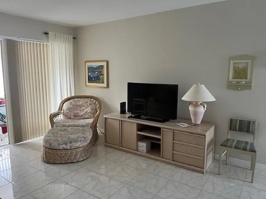 Property Slideshow image 3 of 20 | 2895 crosley dr i, West Palm Beach, FL, 33415