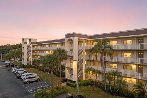 Property Slideshow image 2 of 28 | 4735 lucerne lakes blvd 402, Lake Worth, FL, 33467