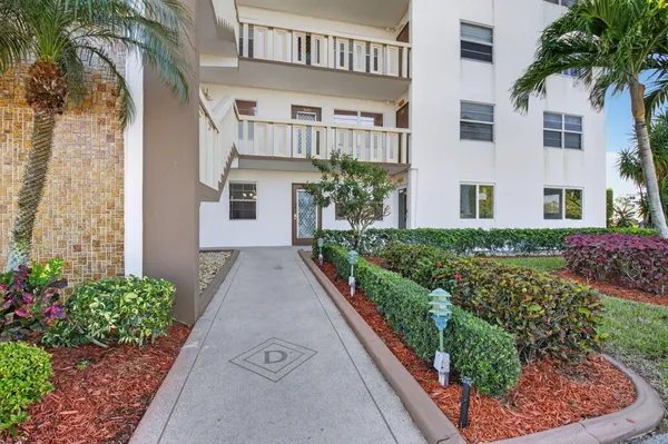 Property Slideshow image 3 of 57 | 1056 guildford d # 1056, Boca Raton, FL, 33434