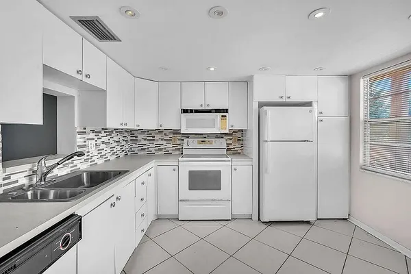Property Slideshow image 3 of 20 | 2302 lucaya ln apt d2, Coconut Creek, FL, 33066