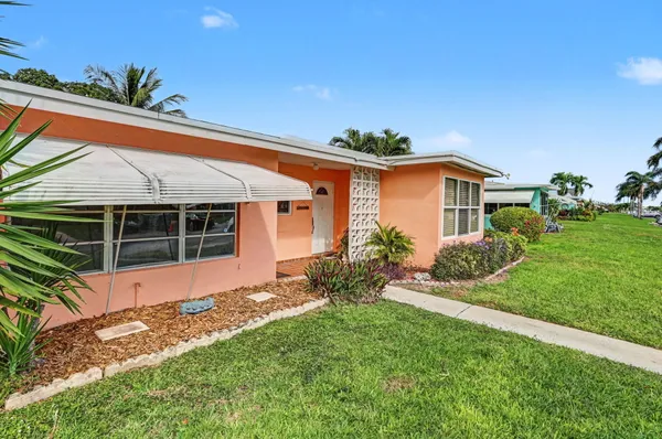 Property Slideshow image 2 of 21 | 275 south blvd c, Boynton Beach, FL, 33435