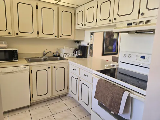 Property Slideshow image 3 of 20 | 118 lake olive dr, West Palm Beach, FL, 33411