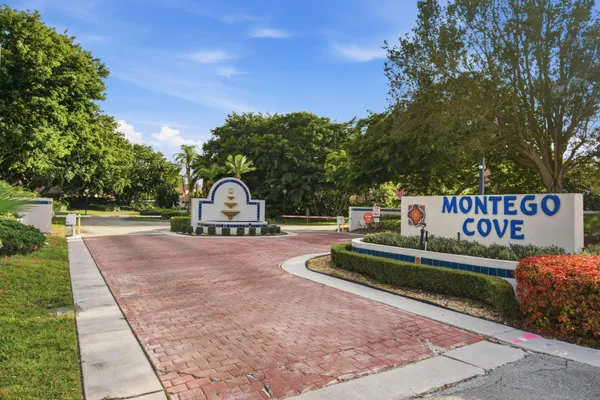 Property Slideshow image 2 of 44 | 6100 se martinique dr apt 201, Stuart, FL, 34997