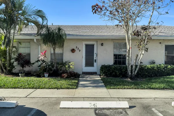 Property Slideshow image 2 of 32 | 539 franconia cir b, Lake Worth, FL, 33467