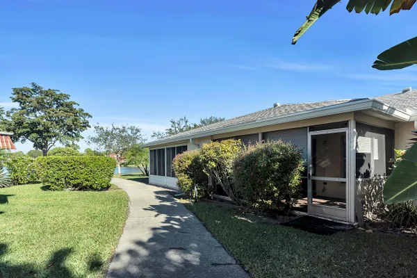 Property Slideshow image 3 of 32 | 539 franconia cir b, Lake Worth, FL, 33467