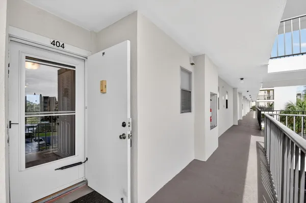 Property Slideshow image 3 of 55 | 3871 via poinciana apt 404, Lake Worth, FL, 33467