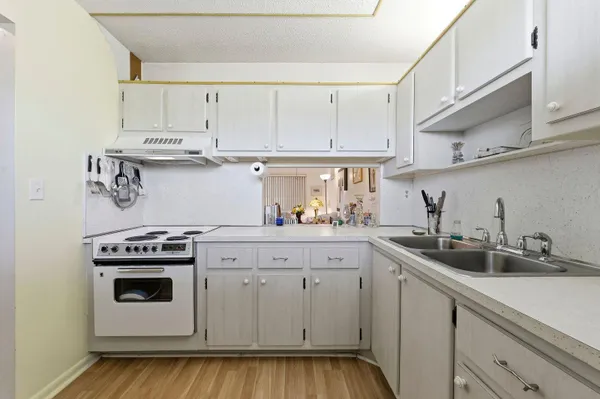 Property Slideshow image 3 of 28 | 2615 n garden dr 305, Lake Worth, FL, 33461