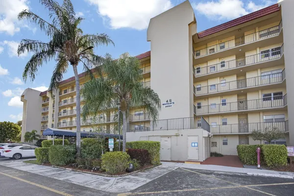 Property Slideshow image 2 of 65 | 3590 via poinciana 202, Lake Worth, FL, 33467