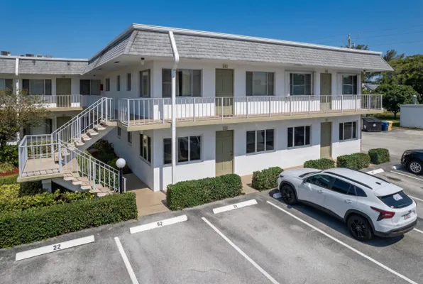 Property Slideshow image 2 of 37 | 2920 cynthia ln 202, Lake Worth Beach, FL, 33461