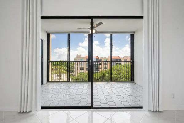 Property Slideshow image 3 of 25 | 14475 strathmore ln 707, Delray Beach, FL, 33446