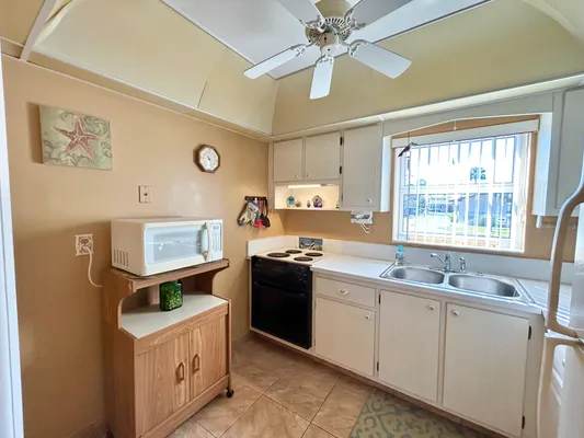 Property Slideshow image 3 of 40 | 2976 crosley dr j, West Palm Beach, FL, 33415