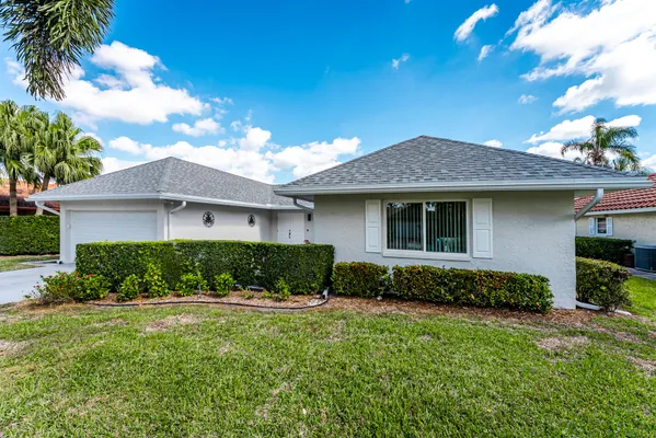 Property Slideshow image 3 of 43 | 10370 greentrail dr, Boynton Beach, FL, 33436