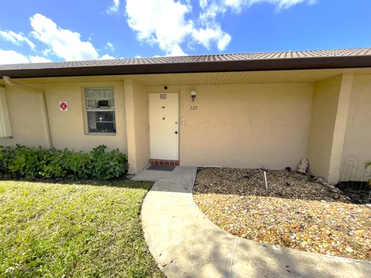Property Slideshow image 2 of 36 | 229 lake meryl dr, West Palm Beach, FL, 33411