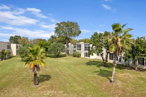 Property Slideshow image 2 of 40 | 10 willowbrook ln 104, Delray Beach, FL, 33446