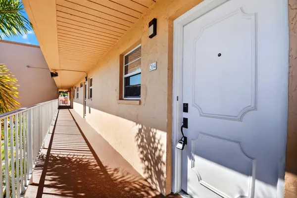 Property Slideshow image 2 of 25 | 2515 ne 2nd ct 204, Boynton Beach, FL, 33435