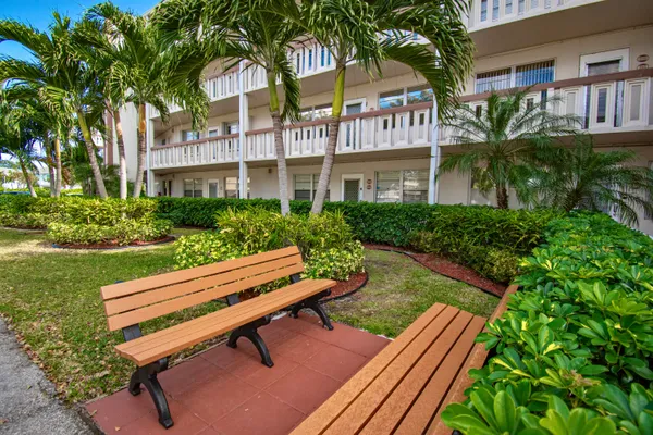 Property Slideshow image 2 of 31 | 220 richmond c, Deerfield Beach, FL, 33442