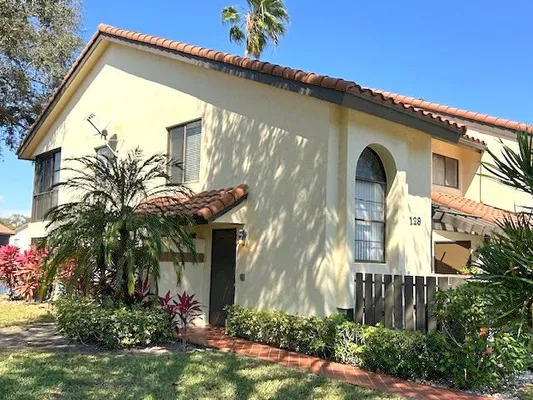 Property Slideshow image 2 of 35 | 10415 s circle lake dr 201, Boynton Beach, FL, 33437