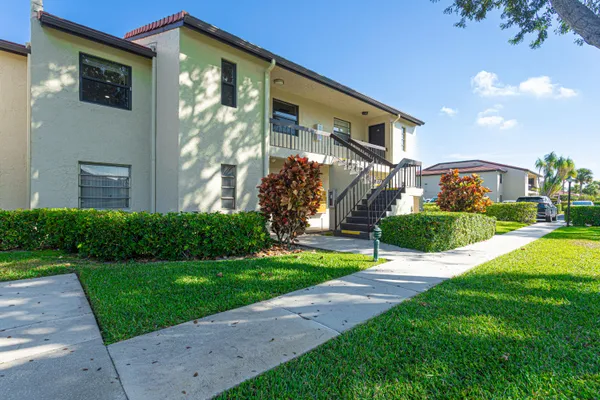 Property Slideshow image 2 of 56 | 8545 casa del lago f, Boca Raton, FL, 33433