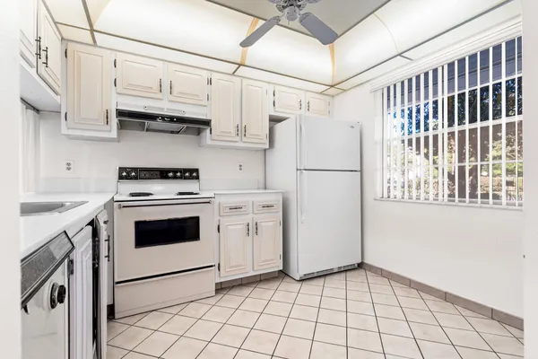 Property Slideshow image 2 of 11 | 4602 martinique way e1, Coconut Creek, FL, 33066