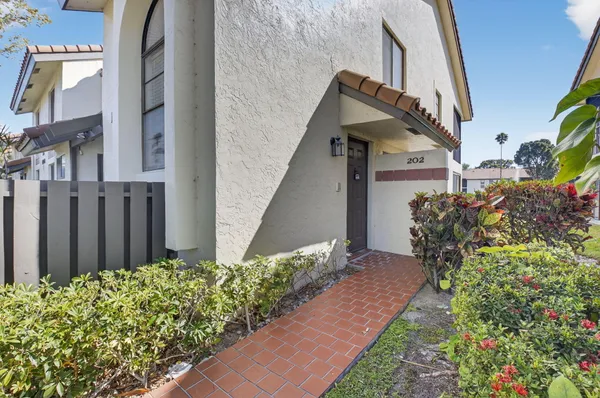 Property Slideshow image 3 of 53 | 10279 n circle lake dr 202, Boynton Beach, FL, 33437
