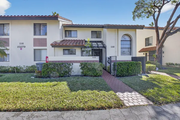 Property Slideshow image 2 of 53 | 10279 n circle lake dr 202, Boynton Beach, FL, 33437