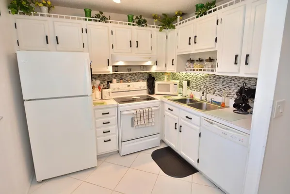 Property Slideshow image 2 of 9 | 1225 nw 21st st 309, Stuart, FL, 34994