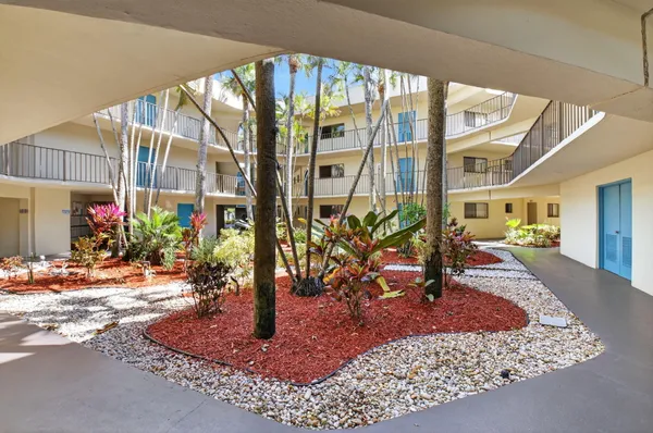 Property Slideshow image 3 of 50 | 5190 las verdes cir 120, Delray Beach, FL, 33484