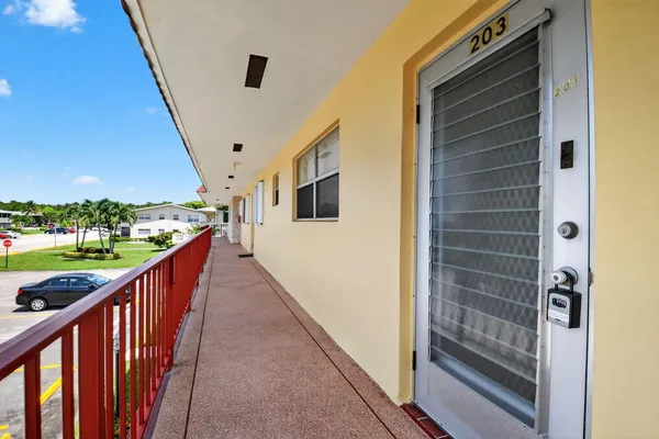 Property Slideshow image 2 of 42 | 203 oxford 100 100, West Palm Beach, FL, 33417