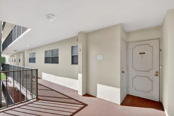 Property Slideshow image 2 of 49 | 3524 via poinciana 303, Lake Worth, FL, 33467