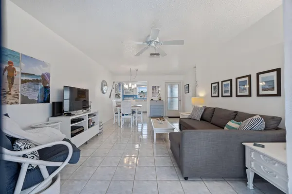 Property Slideshow image 3 of 18 | 2735 dudley dr c, West Palm Beach, FL, 33415