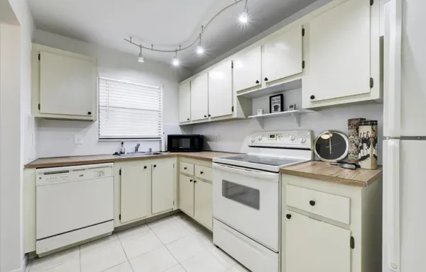 Property Slideshow image 3 of 12 | 4700 lucerne lakes blvd 308, Lake Worth, FL, 33467