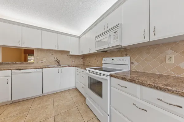 Property Slideshow image 3 of 15 | 10197 kinswood rd, Boynton Beach, FL, 33437