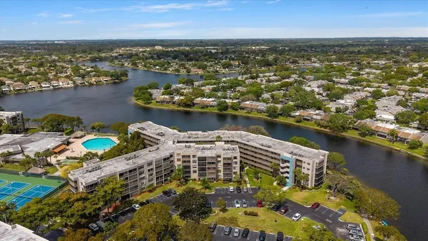 Property Slideshow image 2 of 39 | 1001 colony point cir 417, Pembroke Pines, FL, 33026