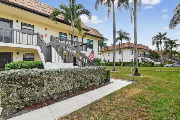 Property Slideshow image 2 of 35 | 7142 golf colony ct 206, Lake Worth, FL, 33467