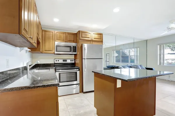 Property Slideshow image 2 of 38 | 275 markham m # 275, Deerfield Beach, FL, 33442