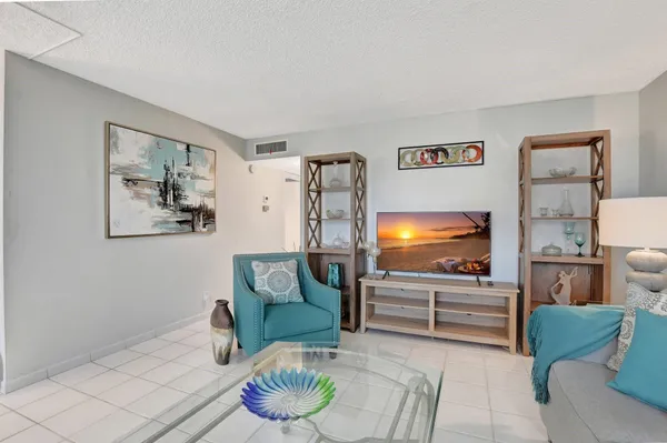 Property Slideshow image 3 of 67 | 204 burgundy e # 204, Delray Beach, FL, 33484