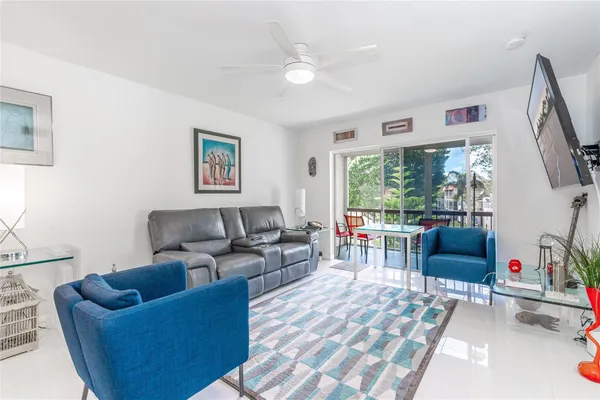 Property Slideshow image 3 of 77 | 811 s hollybrook dr 301, Pembroke Pines, FL, 33025