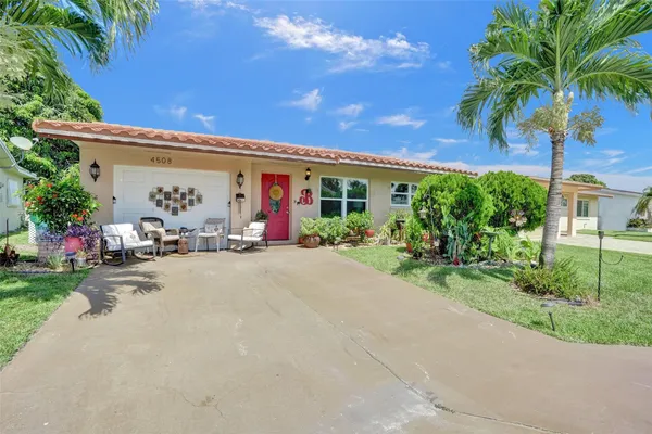 Property Slideshow image 2 of 32 | 4508 nw 43rd ter, Tamarac, FL, 33319