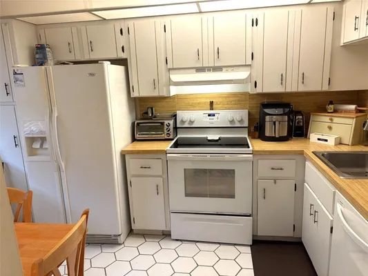 Property Slideshow image 2 of 17 | 3571 inverrary dr 209, Lauderhill, FL, 33319