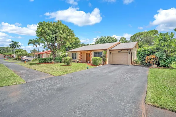 Property Slideshow image 2 of 36 | 6104 rainbow cir, Greenacres, FL, 33463