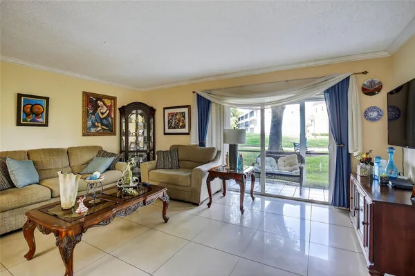 Property Slideshow image 3 of 17 | 211 s hollybrook dr apt 107, Pembroke Pines, FL, 33025