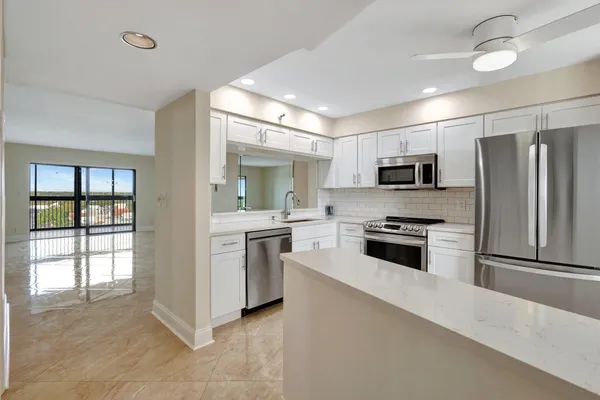 Property Slideshow image 2 of 27 | 14460 strathmore ln 807, Delray Beach, FL, 33446